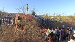 Road Accident: गुजरात जा रही थी मजदूरों से भरी बस, असंतुलित होकर पलटी, मासूम बच्ची की मौत... 30 यात्री घायल