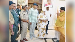 मऊगंज हिंसा में शहीद SI के परिजनों मिली राहत राशि, सीएम ने दिया एक करोड़ का चेक