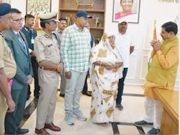 मऊगंज हिंसा में शहीद SI के परिजनों मिली राहत राशि, सीएम ने दिया एक करोड़ का चेक मऊगंज हिंसा में शहीद SI के परिजनों मिली राहत राशि, सीएम ने दिया एक करोड़ का चेक