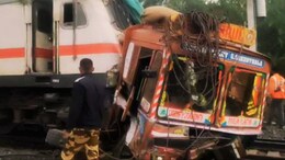 Mumbai-Amravati Express accident : लोकेशन चुकलं, मुंबई-अमरावती एक्सप्रेस अन् ट्रकची धडक; नेमकं काय घडलं?