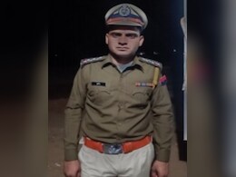 पुलिस की वर्दी, कंधे पर 3 स्टार, कैप पर IPS का बैज, सीकर में पुलिस को मिला फर्जी इंस्पेक्टर; लोगों से लूटे लाखों रुपये पुलिस की वर्दी, कंधे पर 3 स्टार, कैप पर IPS का बैज, सीकर में पुलिस को मिला फर्जी इंस्पेक्टर; लोगों से लूटे लाखों रुपये