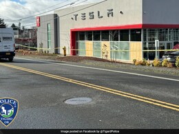 टेस्ला के शो रूम पर गोलीबारी, मस्क के खिलाफ आखिर क्यों प्रदर्शन कर रहे हैं लोग, जानें सबकुछ