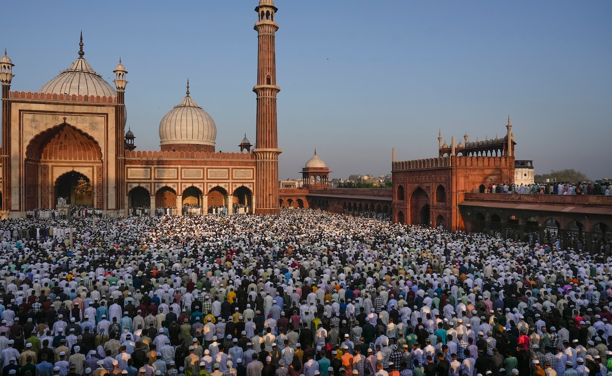 देशभर में आज ईद-उल-फितर का त्योहार बड़े ही उत्साह और हर्षोल्लास के साथ मनाया जा रहा है. सुबह से ही लोग नए कपड़ों में सजे-धजे ईदगाह और मस्जिदों में पहुंचे.  देशभर में आज ईद-उल-फितर का त्योहार बड़े ही उत्साह और हर्षोल्लास के साथ मनाया जा रहा है. सुबह से ही लोग नए कपड़ों में सजे-धजे ईदगाह और मस्जिदों में पहुंचे.