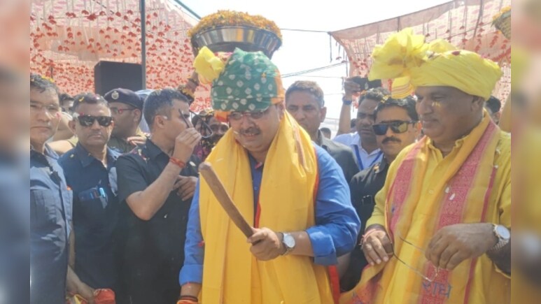 Rajasthan News: भरतपुर के पूंछरी पहुंचे CM भजनलाल शर्मा, कलाकारों के साथ खेली होली, बजाया नगाड़ा  
