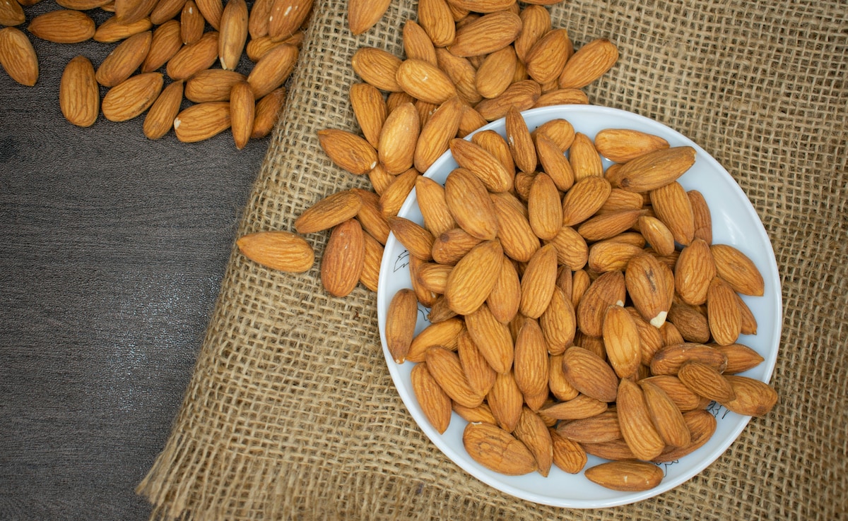 खाली पेट बादाम को छीलकर खाना चाहिए या छिलके के साथ? जानें कैसे मिलेंगे सबसे  ज्यादा फायदे | Is it better to eat almonds with skin or without skin empty  stomach know from experts