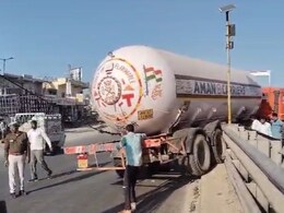 जयपुर से दिल्ली जा रही गैस से भरे टैंकर का हादसा, अचानक डिवाइडर से टकराने के बाद मची अफरा-तफरी जयपुर से दिल्ली जा रही गैस से भरे टैंकर का हादसा, अचानक डिवाइडर से टकराने के बाद मची अफरा-तफरी