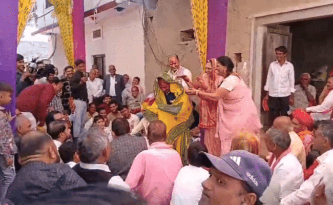 Viral Video: चित्तौड़गढ़ में बेटे की शादी में पिता ने साड़ी पहनकर किया जोरदार डांस, वीडियो वायरल