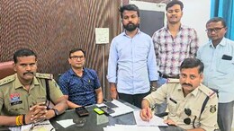 Kanker: नक्सलगढ़ में फर्जी सिम बेचने का खेल... ग्रामीण के दस्तावेज लेकर फर्जीवाड़ा करने वाला निजी टेलीकॉम कंपनी का मालिक गिरफ्तार