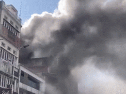 Udaipur Fire: उदयपुर के बापू बाजार स्थित शोरूम में लगी भीषण आग, टॉप फ्लोर पर रहता है परिवार; पुलिसकर्मी रेस्क्यू में जुटे Udaipur Fire: उदयपुर के बापू बाजार स्थित शोरूम में लगी भीषण आग, टॉप फ्लोर पर रहता है परिवार; पुलिसकर्मी रेस्क्यू में जुटे