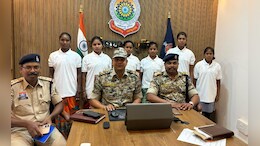 छत्तीसगढ़ में नक्सलियों को बड़ा झटका, 6 महिला माओवादियों ने डाले हथियार, बताई ये वजह