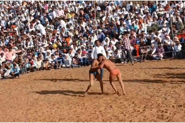 करौली के मंच गांव में कुश्ती दंगल देखने उमड़ी भारी भीड़. करौली के मंच गांव में कुश्ती दंगल देखने उमड़ी भारी भीड़.