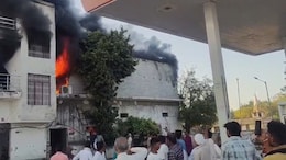 धौलपुर: हीरो कंपनी के शोरूम में लगी आग, करीब 1 करोड़ का सामान जलकर खाक; 100 मीटर दूरी पर था पेट्रोल पंप