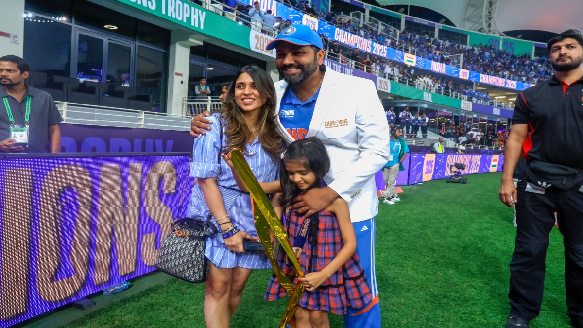 ...जब रोहित शर्मा ने बेटी के हाथों में रख दिया अपना अवॉर्ड