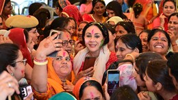 Holi 2025: उपमुख्यमंत्री दिया कुमारी ने महिलाओं संग मनाया 'फूलों के संग होली' उत्सव