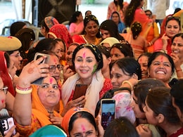 Holi 2025: उपमुख्यमंत्री दिया कुमारी ने महिलाओं संग मनाया 'फूलों के संग होली' उत्सव Holi 2025: उपमुख्यमंत्री दिया कुमारी ने महिलाओं संग मनाया 'फूलों के संग होली' उत्सव
