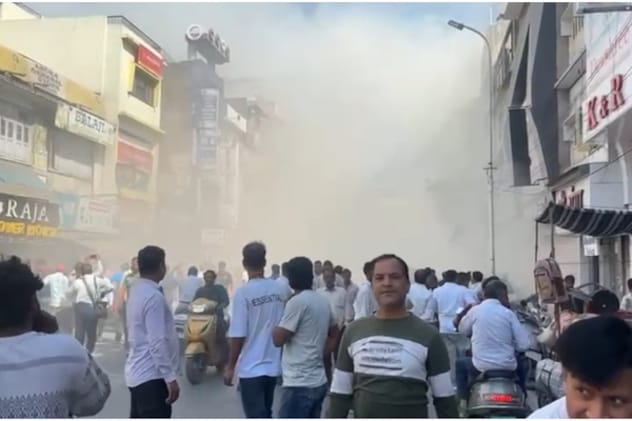 घटनास्थल पर जमा हुई लोगों की भीड़.