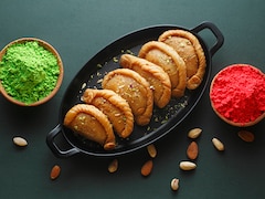 Holi 2026 Recipe: होली पर इस हैक्स को फॉलो कर एक साथ बनाएं 7 गुझिया