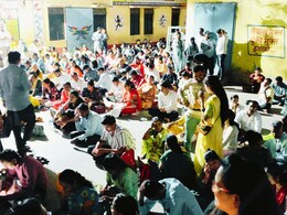 Kolhapur News : सरकारी शाळेत प्रवेशासाठी पालकांची आदल्या रात्रीपासून तोबा गर्दी; खासगी शाळेला देतेय टक्कर 