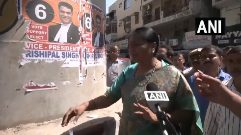 देखिए जब CM रेखा गुप्ता सड़क पर उतर फाड़ने लगीं दिल्ली मेट्रो के पिलरों पर लगे पोस्टर