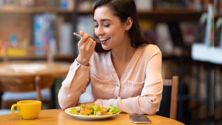 क्या आप गलत समय पर खा रहे हैं खाना? सूरज के हिसाब से बदलें डाइट, मिलेंगे जबरदस्त फायदे