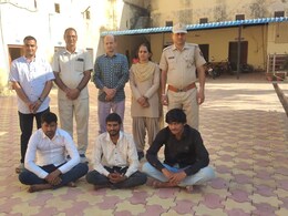 सीकर पुलिस की बड़ी कार्रवाई, तीन आरोपियों को देशी कट्टा और दो जिंदा कारतूस के साथ पकड़ा सीकर पुलिस की बड़ी कार्रवाई, तीन आरोपियों को देशी कट्टा और दो जिंदा कारतूस के साथ पकड़ा