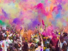 Rang Panchami 2025: आज है रंगपंचमी, जानिए श्रीकृष्ण और राधा रानी पर किस रंग का गुलाल अर्पित करना होता है शुभ 