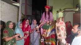 Rajasthan: मोनिका बाई किन्नर ने अपनी धर्म की बेटी की घोड़ी पर बैठाकर निकाली बिंदोरी, बेटा-बेटी एक समान का दिया संदेश