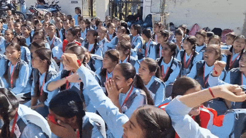 Rajasthan News: जालोर में स्कूल के प्रिंसिपल को सरकार ने किया APO तो सड़क पर उतर आए सैंकड़ों विद्यार्थी, बोले- कार्रवाई ग़लत है 