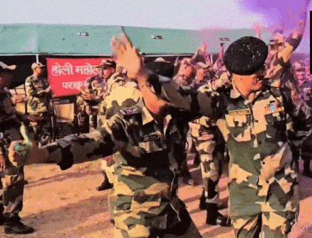 Holi Celebration 2025: 'खईके पान बनारस वाला...' गाने पर नाचते हुए BSF जवानों ने बॉर्डर पर मनाई होली, देखें VIDEO | BSF Soldiers celebrated Holi on the India-Pakistan border in Jaisalmer, danced