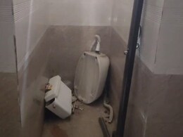 ये है सरकारी दफ्तर के शौचालय, गंदगी से पटे... हाल ऐसा कि लोग जाने से भी कतराते