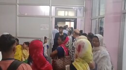 Strike: हड़ताल पर बैठे मेडिकल कॉलेज अस्पताल के सफाई कर्मी, कहा-नियमित&nbsp;करें&nbsp;सरकार