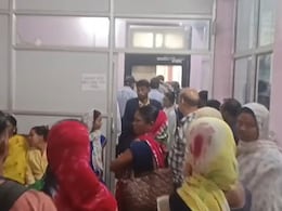 Strike: हड़ताल पर बैठे मेडिकल कॉलेज अस्पताल के सफाई कर्मी, कहा-नियमित करें सरकार Strike: हड़ताल पर बैठे मेडिकल कॉलेज अस्पताल के सफाई कर्मी, कहा-नियमित करें सरकार