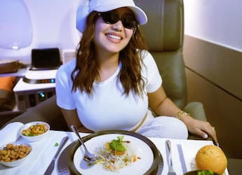 Neha Kakkar Enjoys Lavish In-Flight Meal Before Landing In Australia Neha Kakkar Enjoys Lavish In-Flight Meal Before Landing In Australia