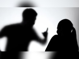 आपत्तिजनक हालत में मिली बीवी, किसी और के संग देखकर हैवान बना पति.... ले ली जान