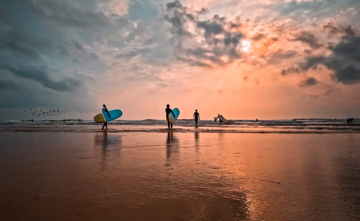 Снимка това Златни плажове подвижни вълни и крайбрежен град където