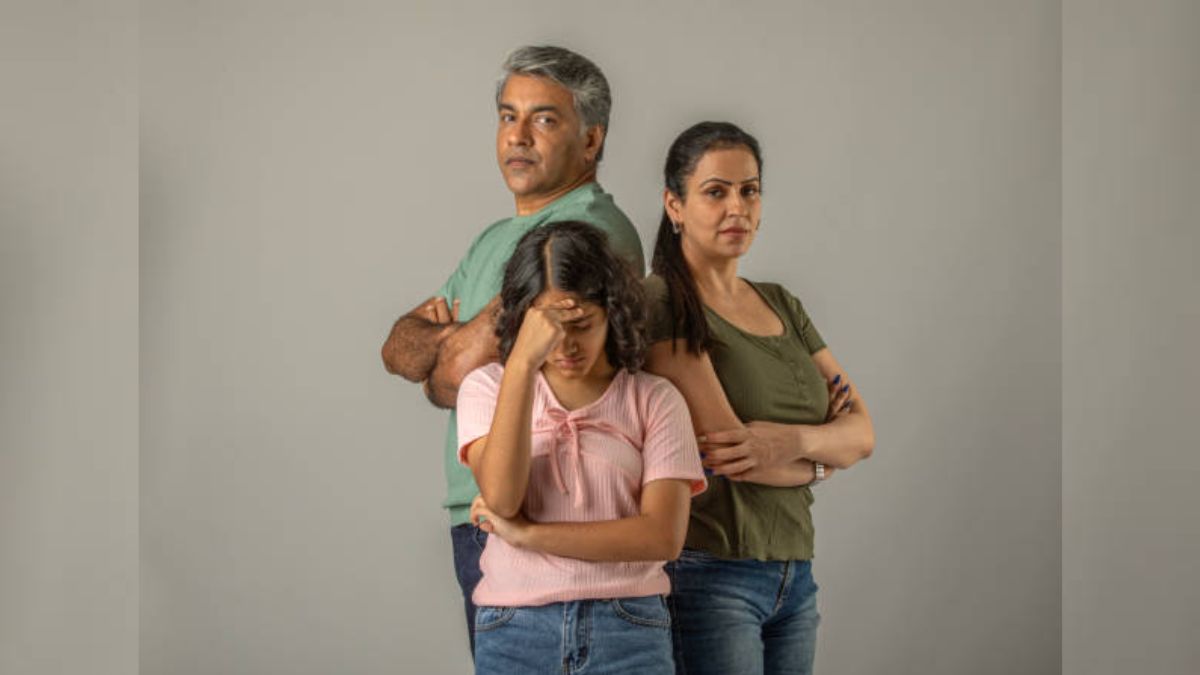 बच्चों को स्मार्ट और कॉन्फिडेंट बनाना है तो ये 3 ओवर प्रोटेक्टिव आदतें अभी से छोड़ दें