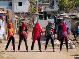 टैलेंट है तो नहीं चाहिए महंगे जूते और बड़ा मंच, नंगे पैर सड़क पर किया जानम समझा करो गाने पर ऐसा डांस, लोग- झक्कास