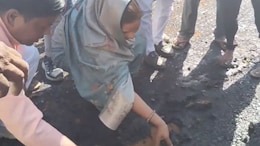 VIDEO: सांसद संजना जाटव ने हाथ से उखाड़ दी सड़क, कहा- भ्रष्टाचार का बोलबाला है...गुणवत्ता ताक पर
