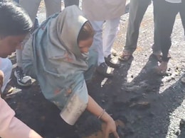 VIDEO: सांसद संजना जाटव ने हाथ से उखाड़ दी सड़क, कहा- भ्रष्टाचार का बोलबाला है...गुणवत्ता ताक पर