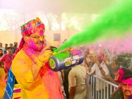 सीएम भजनलाल शर्मा ने आवास पर आम लोगों के साथ खूब मनाई होली, पत्नी गीता शर्मा भी थी साथ, देखें तस्वीरें