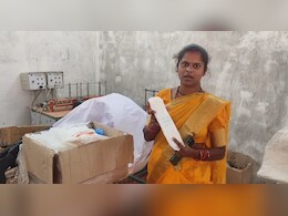 एक घटना ने झकझोर दिया और बन गई 'पैड वूमन', गांव की महिलाओं को कविता फ्री में बांट रहीं सेनेटरी पैड 