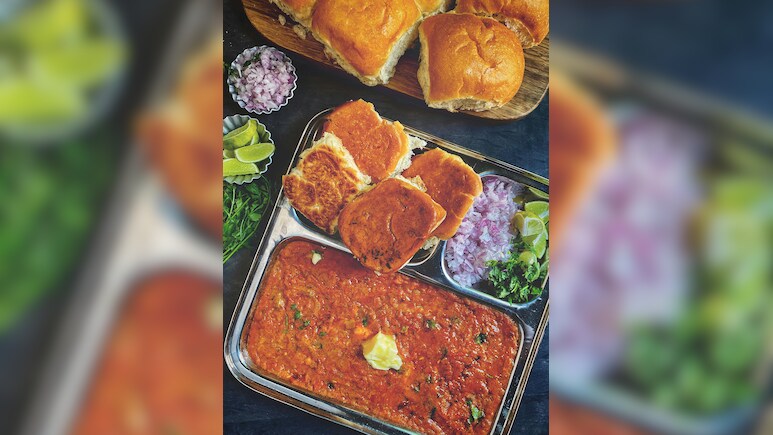 Bombay Style Pav Bhaji Recipe: कहीं भी लें सकेंगे मुंबई के जायके का मजा, बस सीख लें लोकल मुंबई स्टाइल पाव भाजी की ये आसान रेसिपी