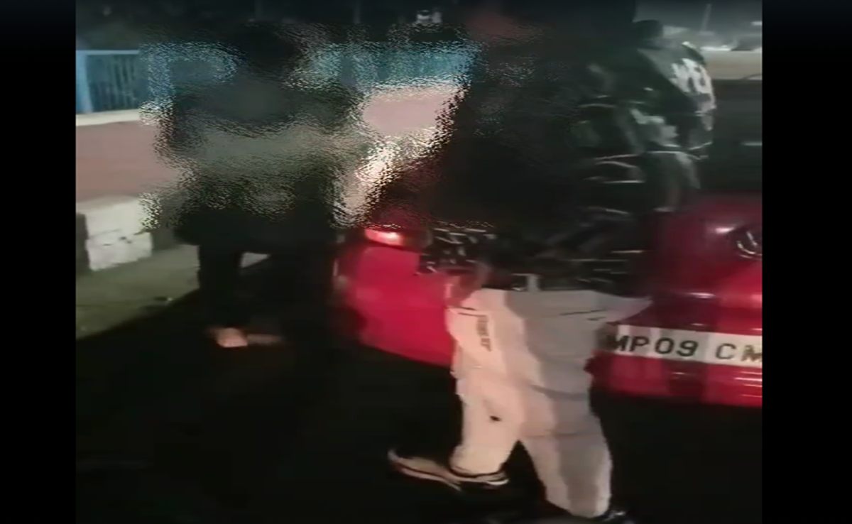Viral Video: फिर वायरल हुआ VIP रोड का वीडियो! इस बार दिखा हाई वोल्टेज ड्रामा, बीच सड़क पर हुई फाइट