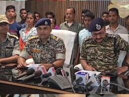 Naxalites Surrender: मुठभेड़ में 26 नक्सली मारे जाने के बाद बीजापुर के माओवादी कैडर में दहशत, दबाव में 22 ने किया सरेंडर Naxalites Surrender: मुठभेड़ में 26 नक्सली मारे जाने के बाद बीजापुर के माओवादी कैडर में दहशत, दबाव में 22 ने किया सरेंडर