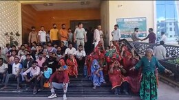 सीकर: वीर हनुमान मंदिर परिसर में संपत्ति बोर्ड लगाने पहुंचा नगर परिषद, स्थानीय लोगों के पास पूरे कागजात; जमकर हुआ विरोध प्रदर्शन