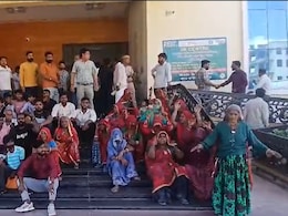 सीकर: वीर हनुमान मंदिर परिसर में संपत्ति बोर्ड लगाने पहुंचा नगर परिषद, स्थानीय लोगों के पास पूरे कागजात; जमकर हुआ विरोध प्रदर्शन सीकर: वीर हनुमान मंदिर परिसर में संपत्ति बोर्ड लगाने पहुंचा नगर परिषद, स्थानीय लोगों के पास पूरे कागजात; जमकर हुआ विरोध प्रदर्शन
