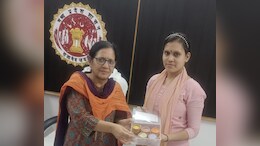 Organic Gulal : छात्रा ने ऐसे बनाया जैविक गुलाल, डीएम को किया भेंट तो बोलीं...अरे वाह...