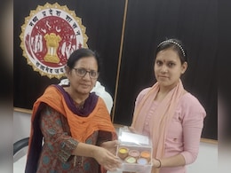 Organic Gulal : छात्रा ने ऐसे बनाया जैविक गुलाल, डीएम को किया भेंट तो बोलीं...अरे वाह... Organic Gulal : छात्रा ने ऐसे बनाया जैविक गुलाल, डीएम को किया भेंट तो बोलीं...अरे वाह...