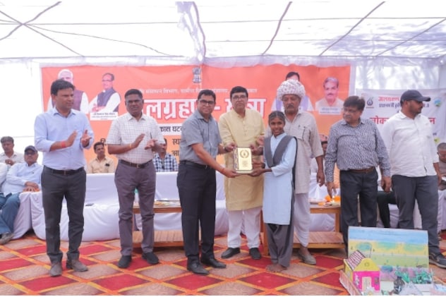 बच्चों को प्रशस्ति पत्र देकर सम्मानित करते हुए जिला कलेक्टर.