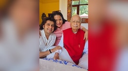 Sonu Nigam Visits LK Advani At His Delhi Home: "He's 97 And As Beautiful As He's Always Been"